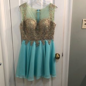 gorgeous dress for homecoming or prom!